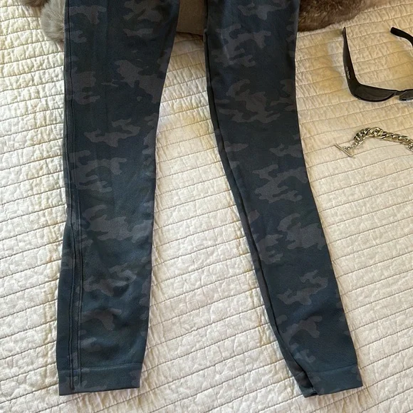 SPANX LOOK AT ME NOW SEAMLESS LEGGING - Revolve grey black CAMO print - medium - Picture 3 of 11